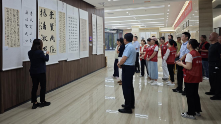 蘭州市城關(guān)區(qū)東崗街道深溝橋社區(qū)參觀甘肅工程咨詢(xún)集團(tuán)廉潔文化作品展