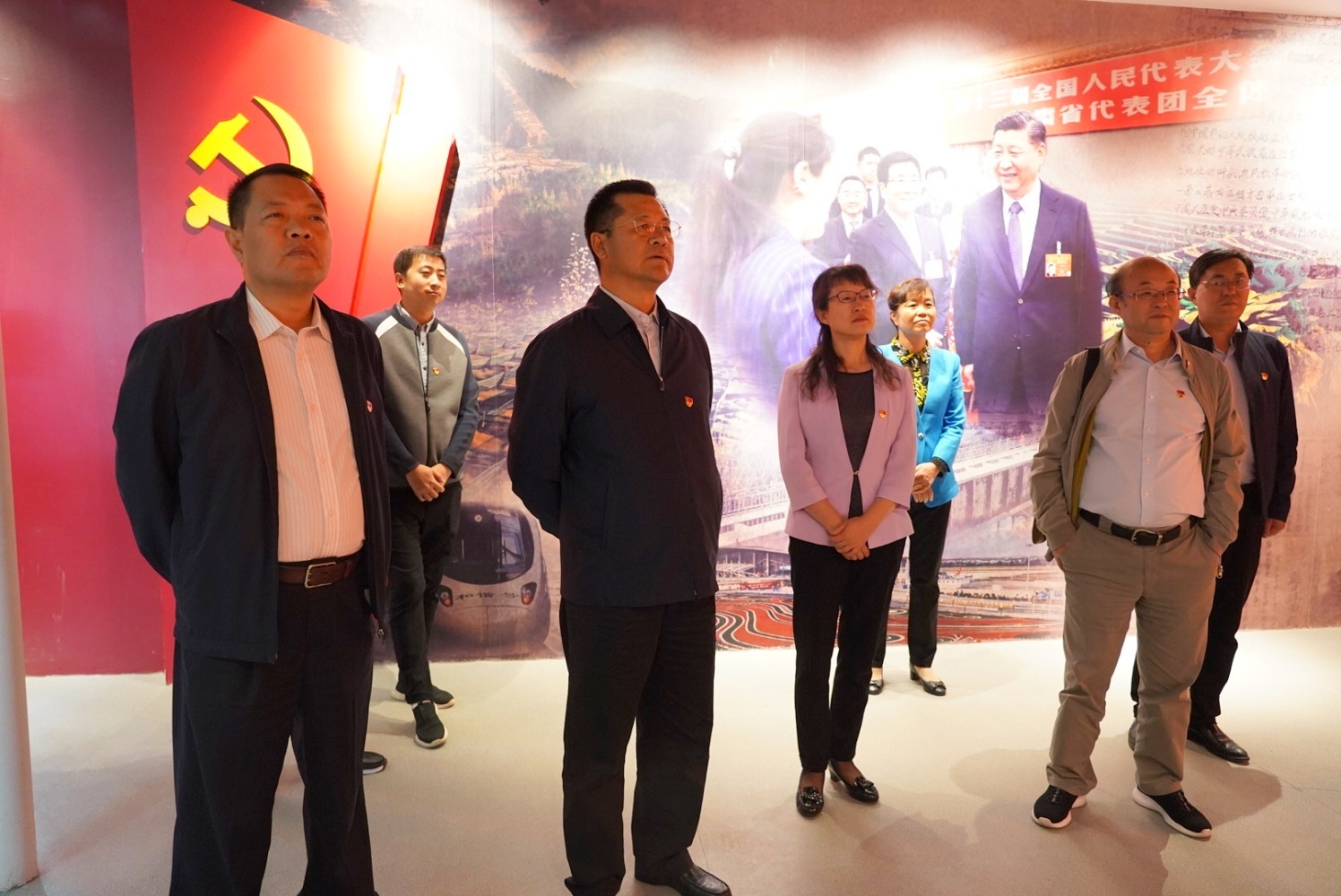 集團公司開展“不忘初心、牢記使命”主題黨日活動 <br/> — 參觀主題教育檔案文獻展